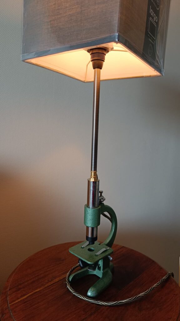 lampe l'aventure intérieure avec un microscope, collection cinéma luminous