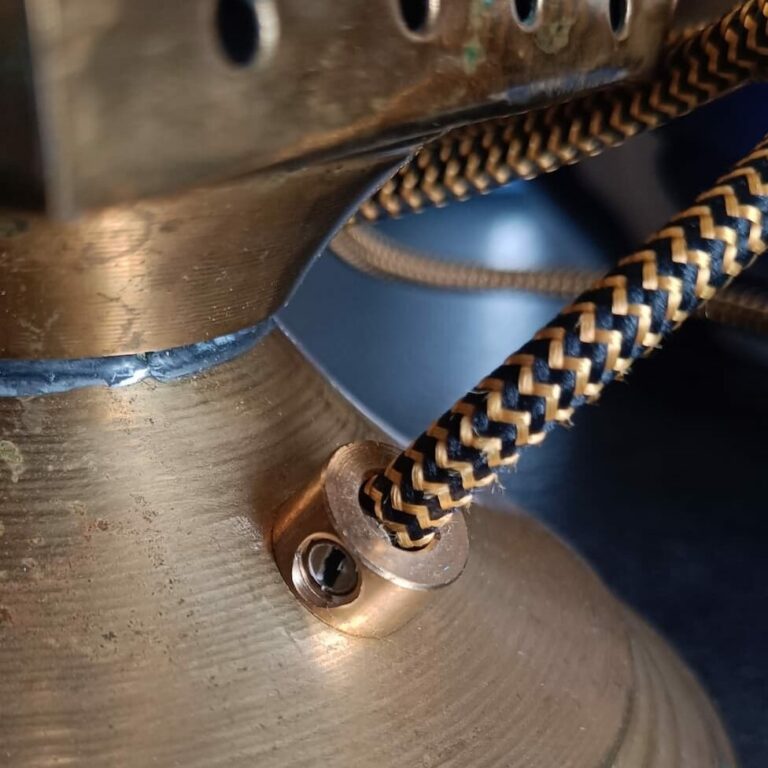 serre câble électrique fixé sur une lanterne de calèche en laiton