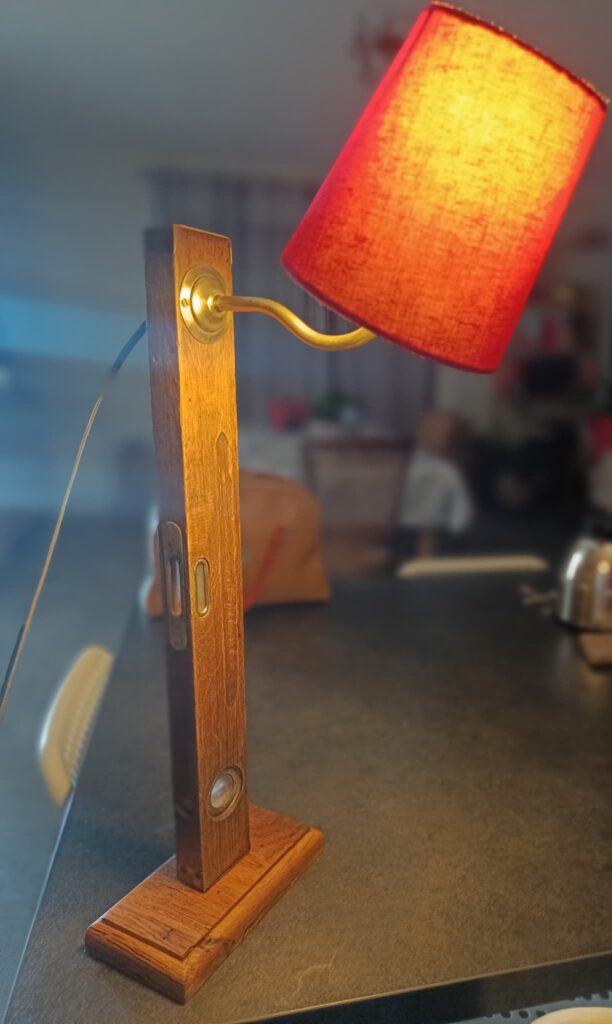 lampe avec un niveau à bulles transformé, ma petite entreprise, collection cinéma