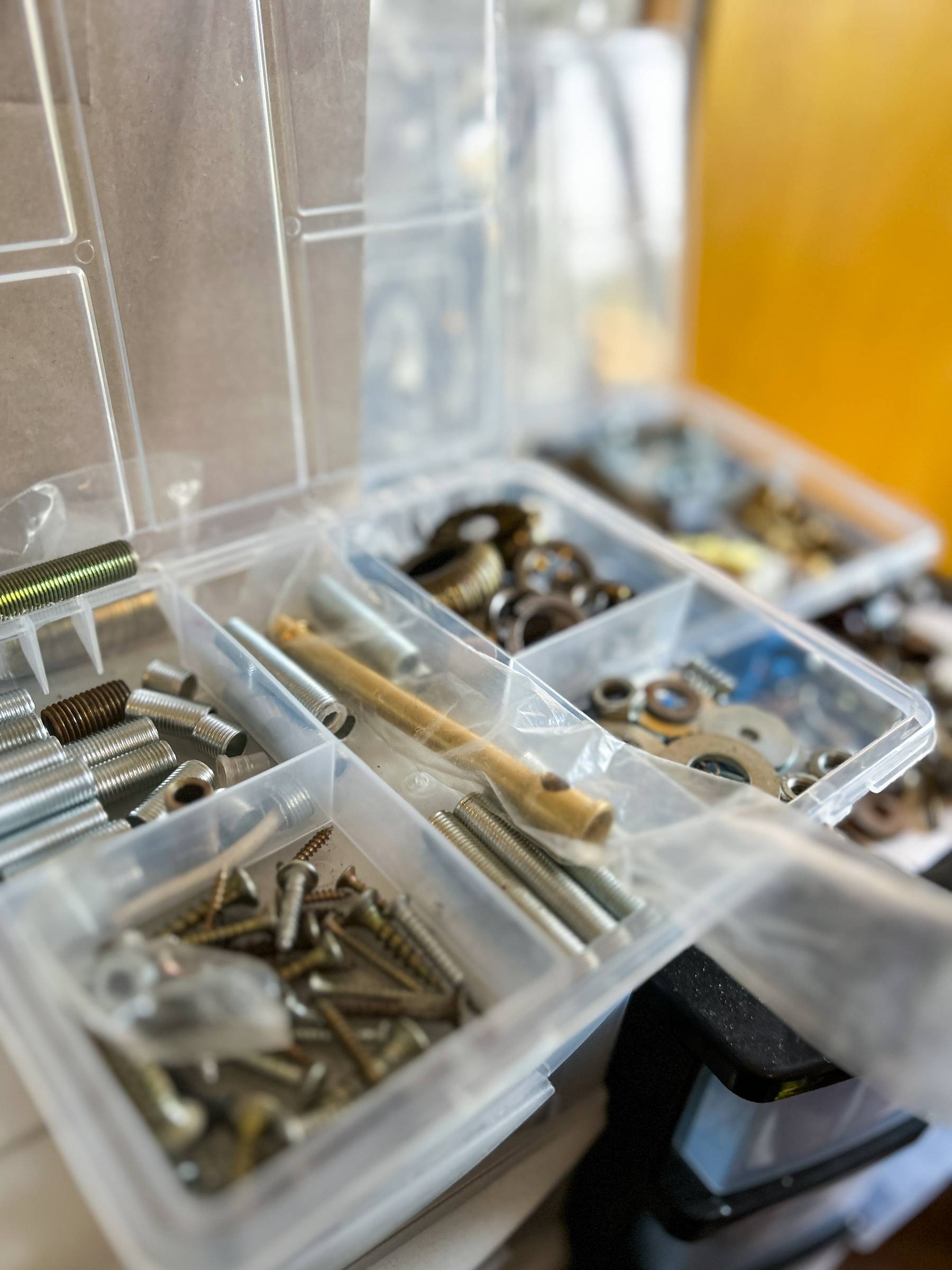 accessoires quincaillerie lampes dans l'atelier
