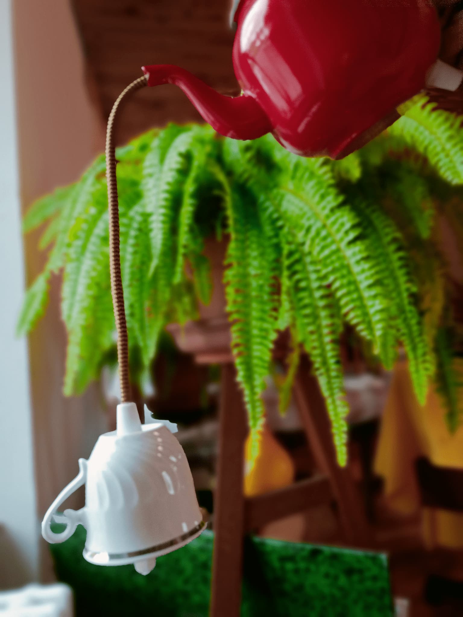 théière rouge upcyclée en lampe, collection cordon bleu