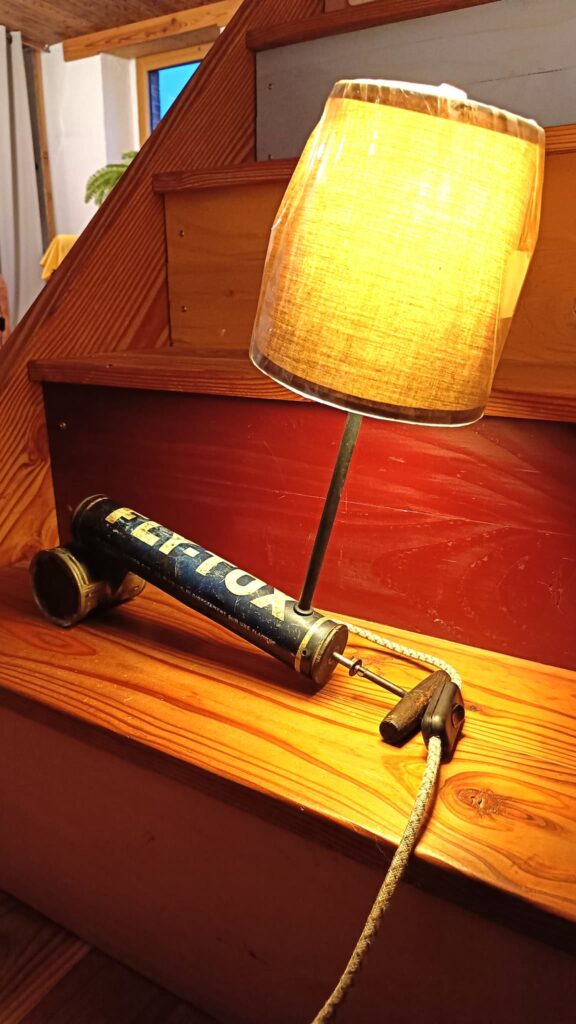 lampe avec un pulvérisateur fly-tox