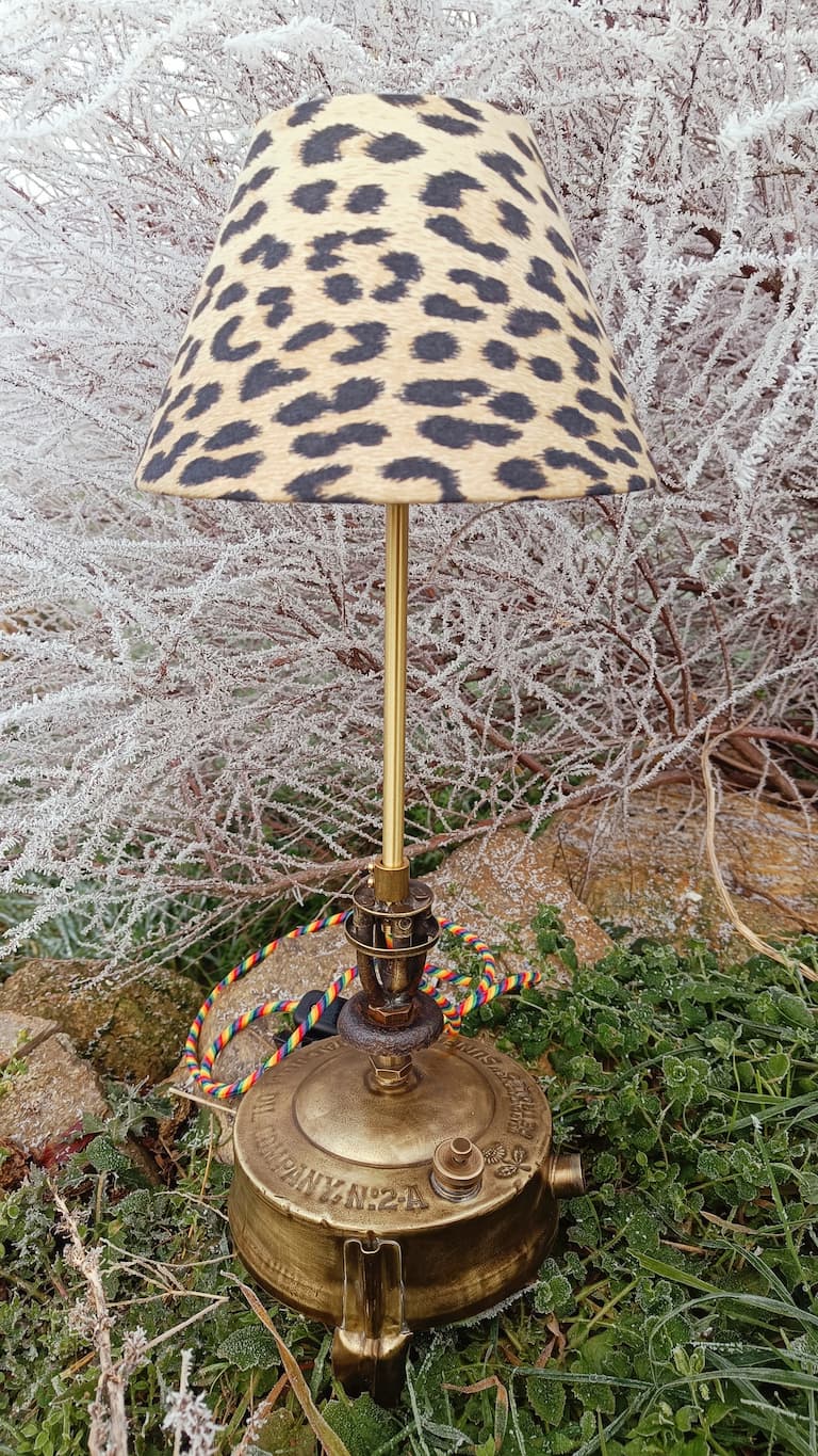 lampe avec un réchaud de camping en laiton et abat-jour léopard