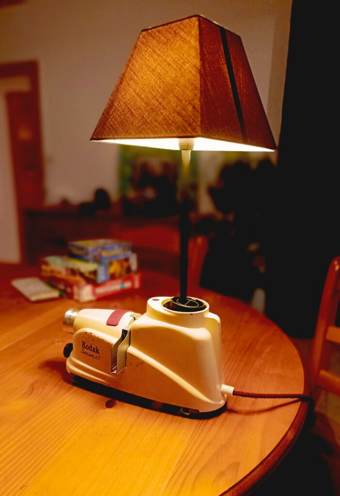 lampe fabriquée avec un projecteur de diapositives kodak