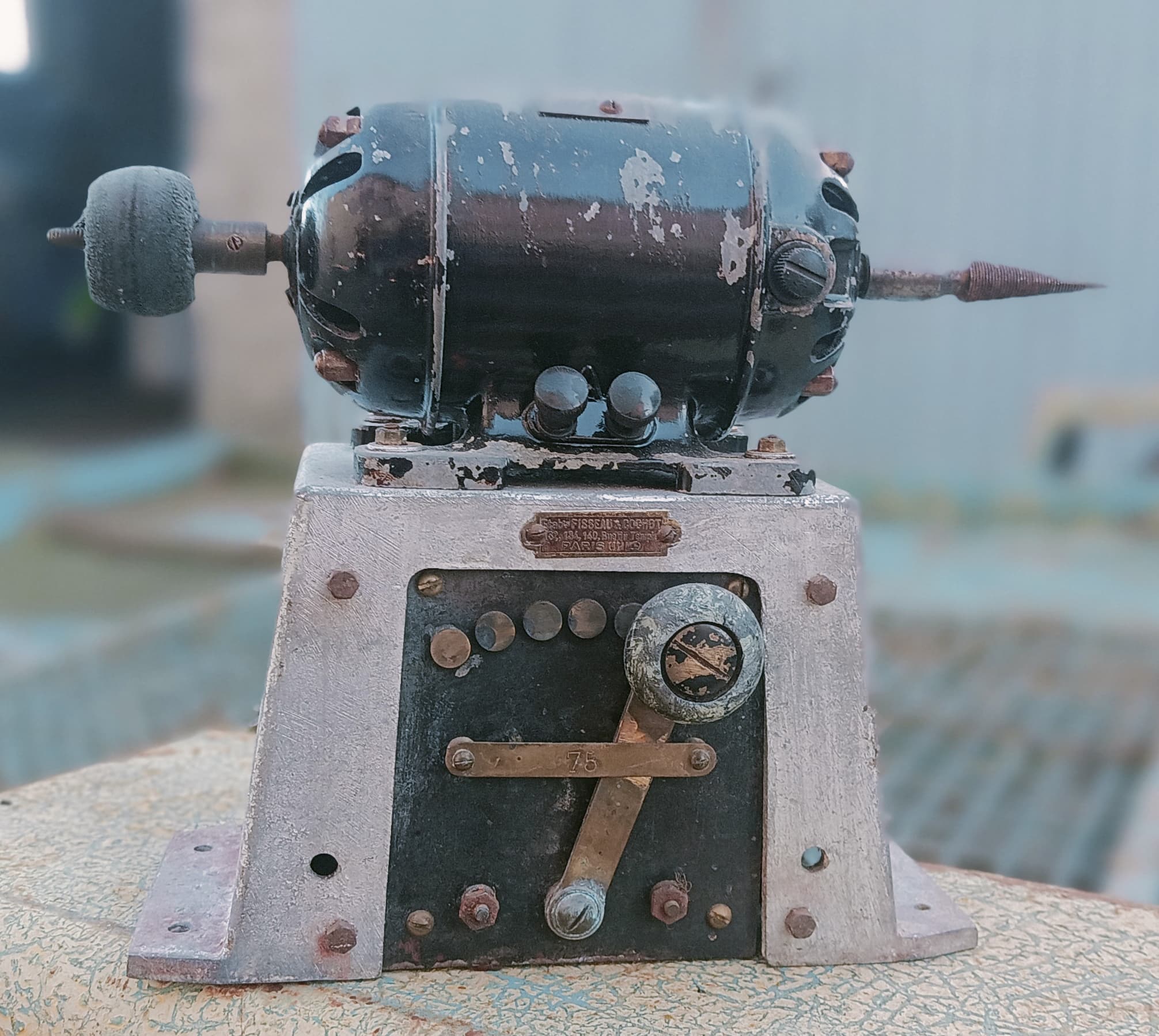 lampe faite avec un ancien tour de bijoutier ou de joaillier